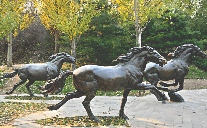 廣場(chǎng)銅馬雕塑——駿馬奔騰 ，鑄就永恒