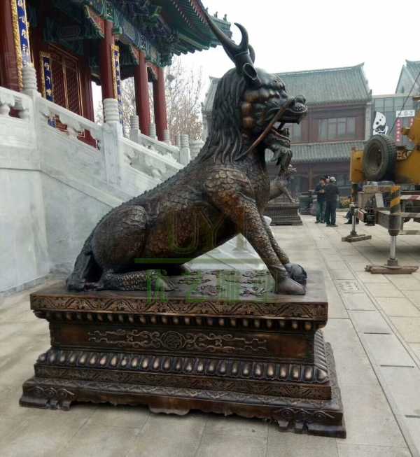居宗教廟堂之高，擇黃銅麒麟雕塑守業(yè)