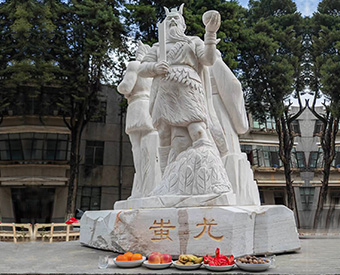 云南石雕黃帝、炎帝、蚩尤雕塑安裝效果展示